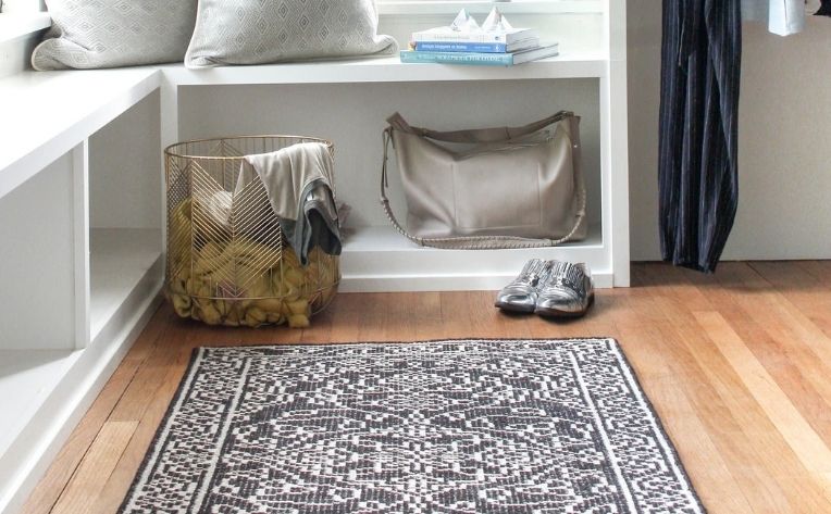 These Are The Best Rug Colors For Dark Floors